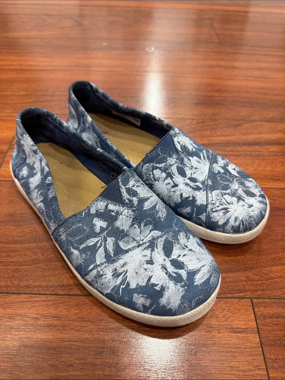 TOMS Blue Floral Canvas Slip-On Shoes Women’s Size 7.5 Comfortable Casual Flats